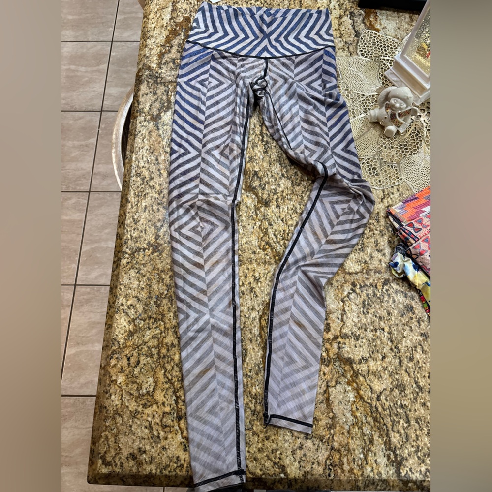 Woman’s Niyama Sol Geometric Gray blue and Black Leggings.